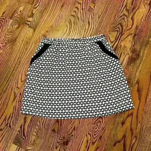 Dina Be - Black and white skirt - with pockets! Size Large
